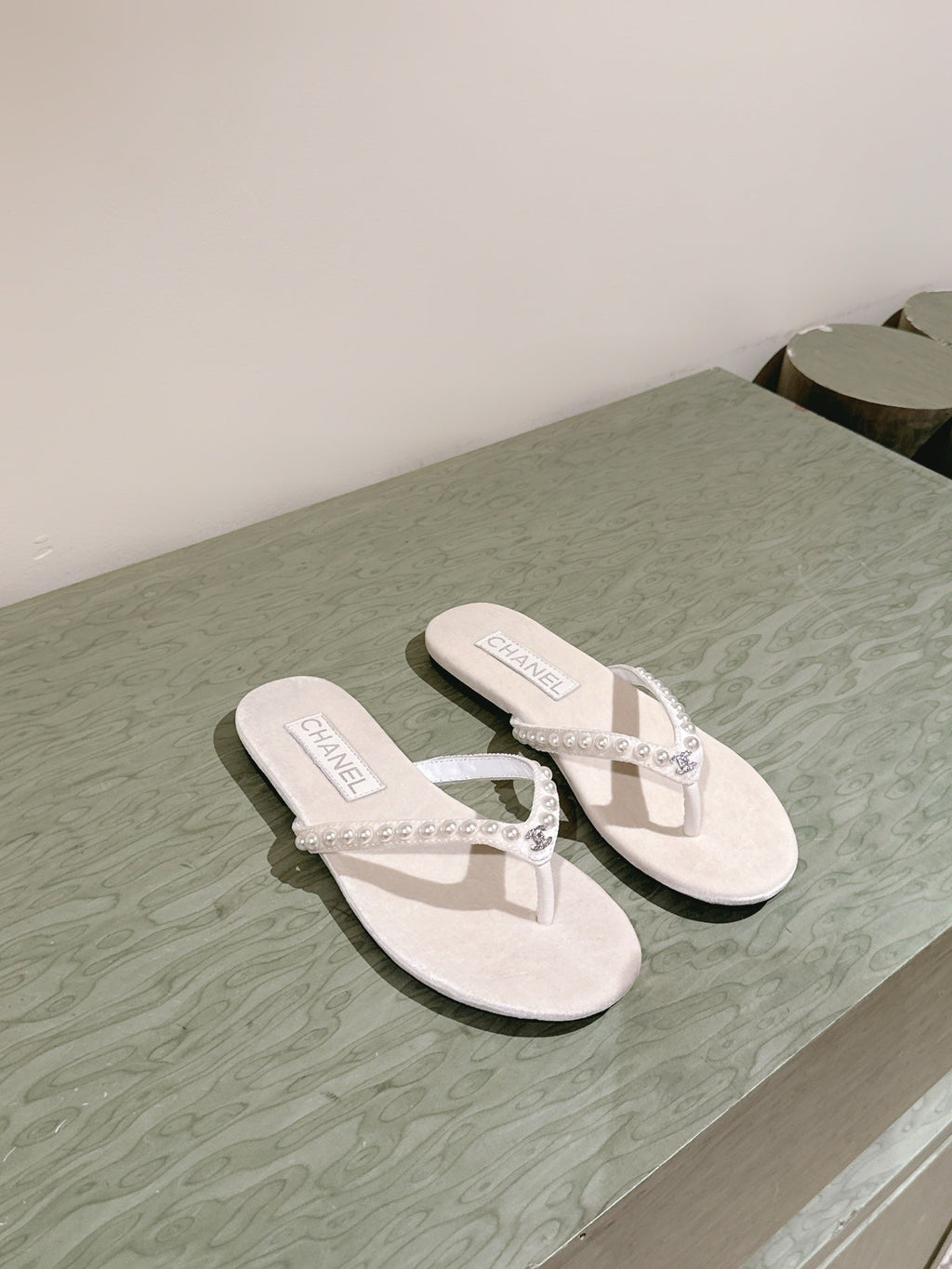 CC 25ss Pearl Thong Sandal Beige Velvet 461639