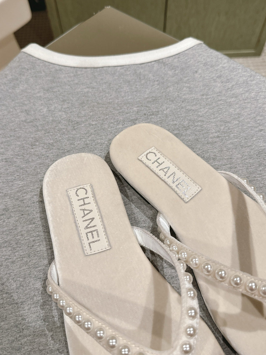 CC 25ss Pearl Thong Sandal Beige Velvet 461639