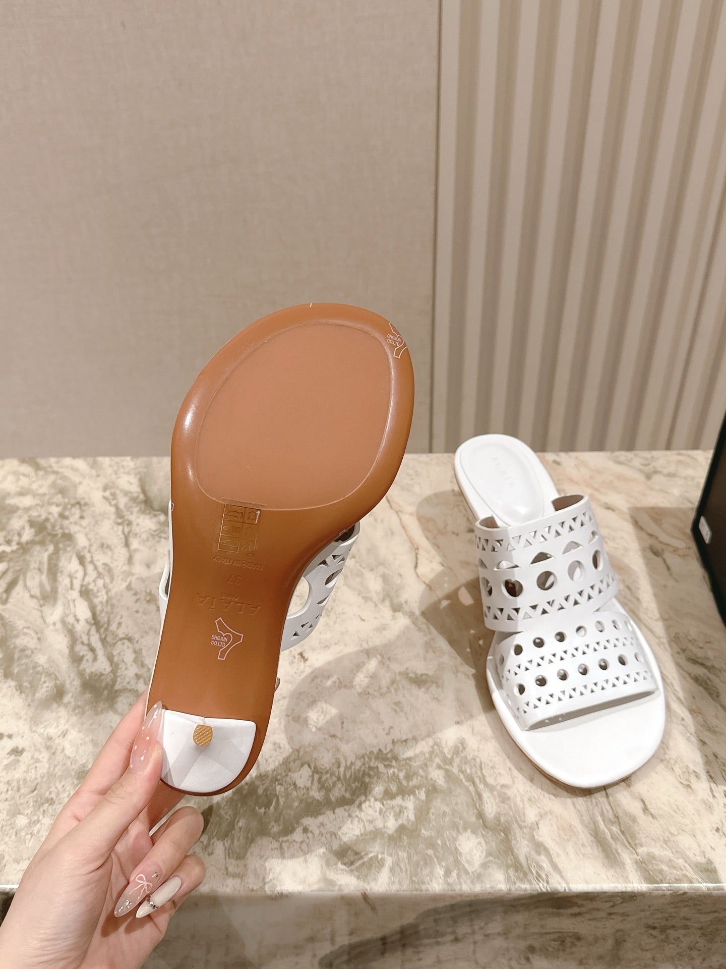 Alaia 2025 Vienne Cutout Kitten-Heel Slide Sandals White Leather 293650