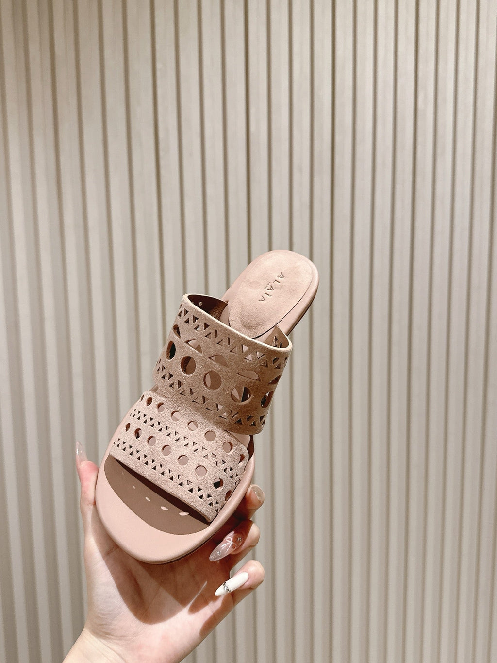 Alaia 2025 Vienne Cutout Kitten-Heel Slide Sandals Pink Leather 293651