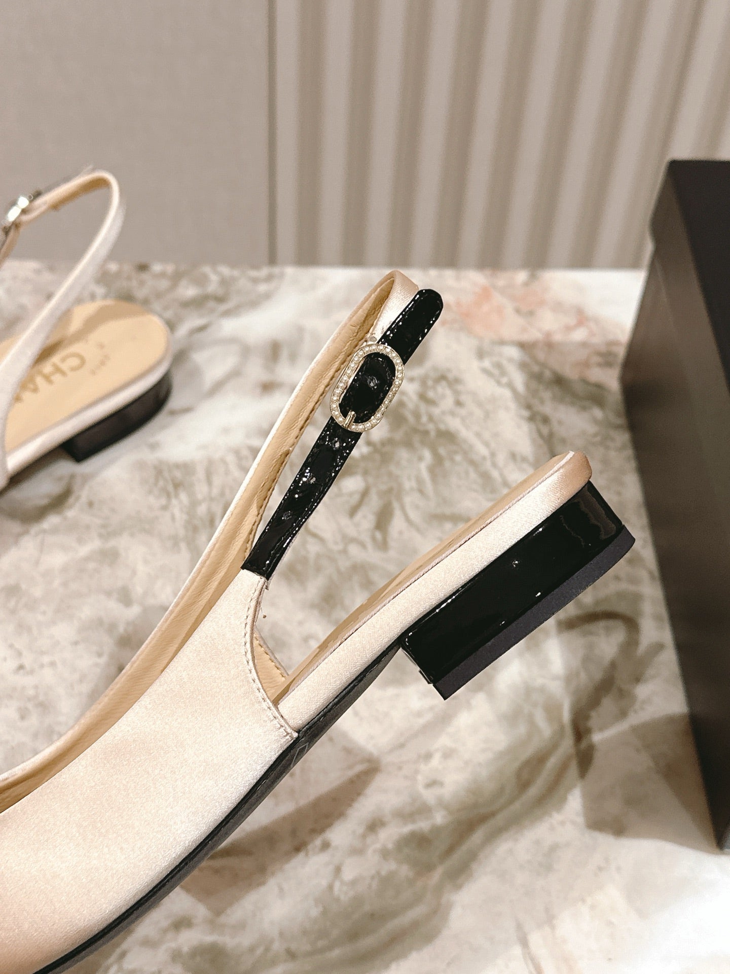 CC 25ss Bow Tie Slingbacks 20mm Beige Satin & Patent Leather 447410