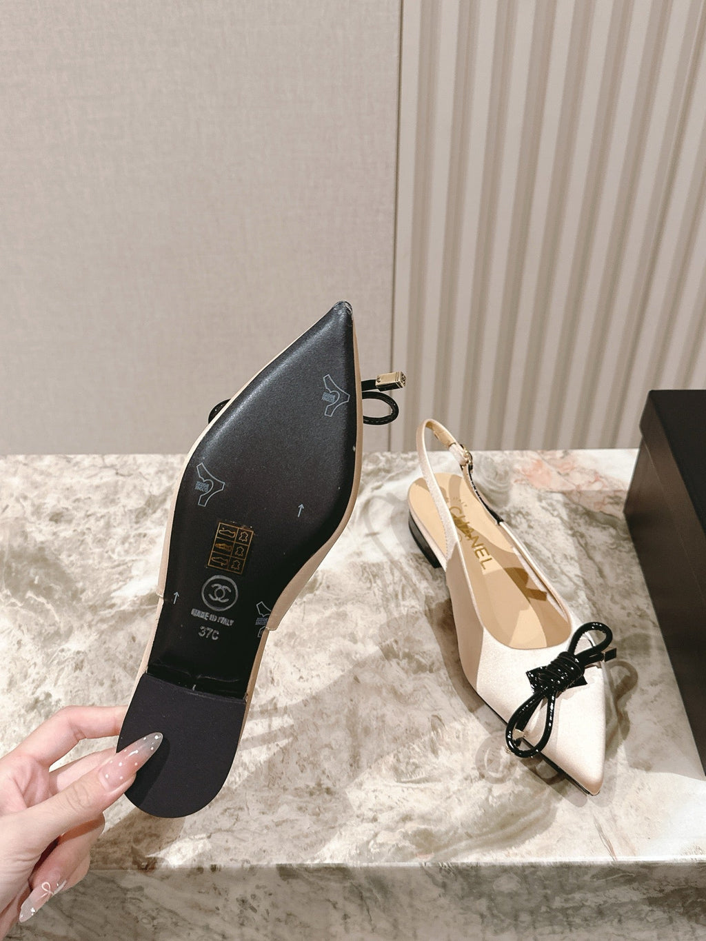 CC 25ss Bow Tie Slingbacks 20mm Beige Satin & Patent Leather 447410