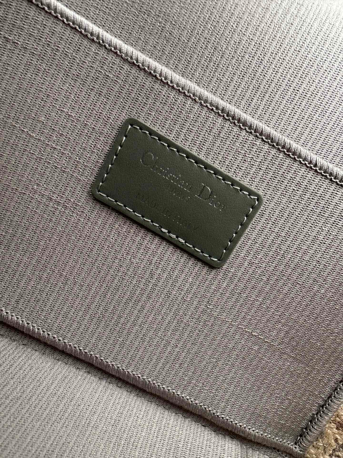 diortravel vanity 25 grey embroidery