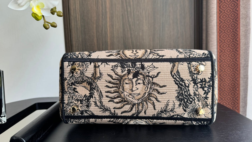 medium lady 24 black beige embroidery