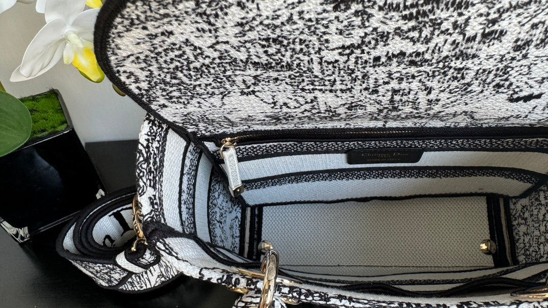 medium lady 24 black white embroidery