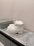 ALASKA BOOTIE IN WHITE SUEDE AND WOOL LINING