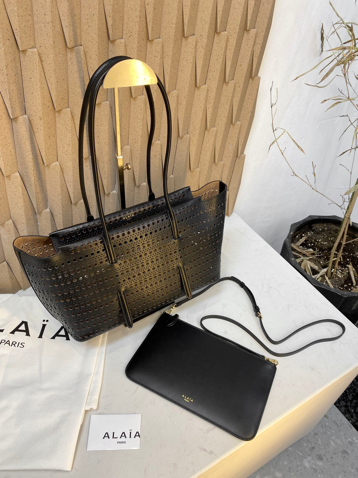 NEO MINA 32 BAG IN BLACK VIENNE CALFSKIN