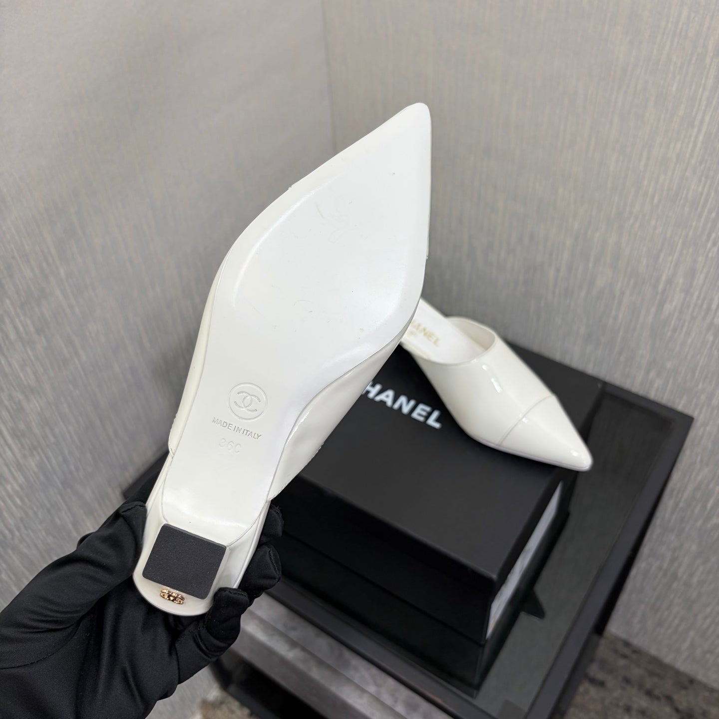 CC 2026 Pointed Toe Mule 4cm White Patent Leather 688710