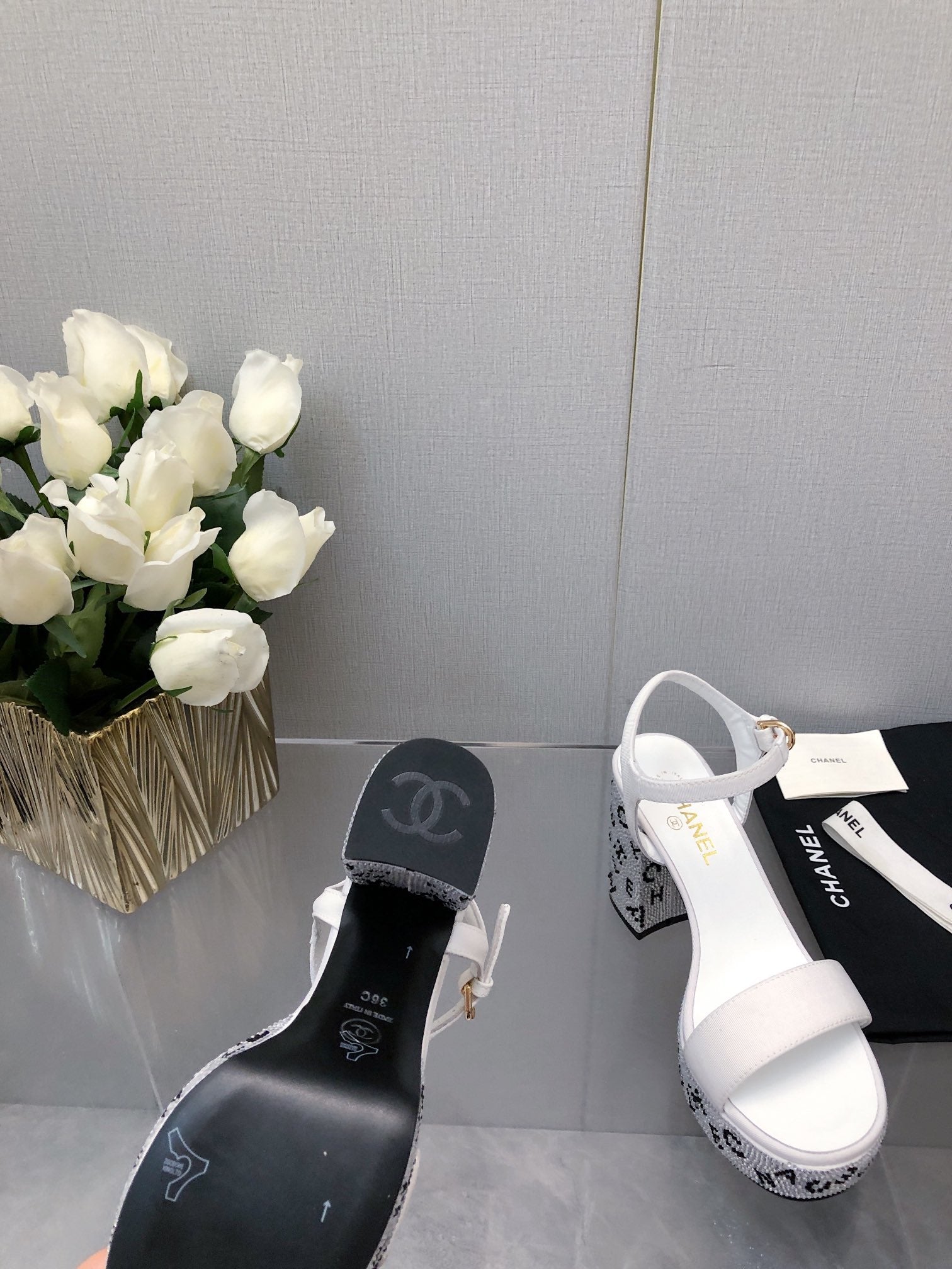BLOCK HEEL WITH CRYSTAL 9 CM SANDAL IN WHITE FABRIC