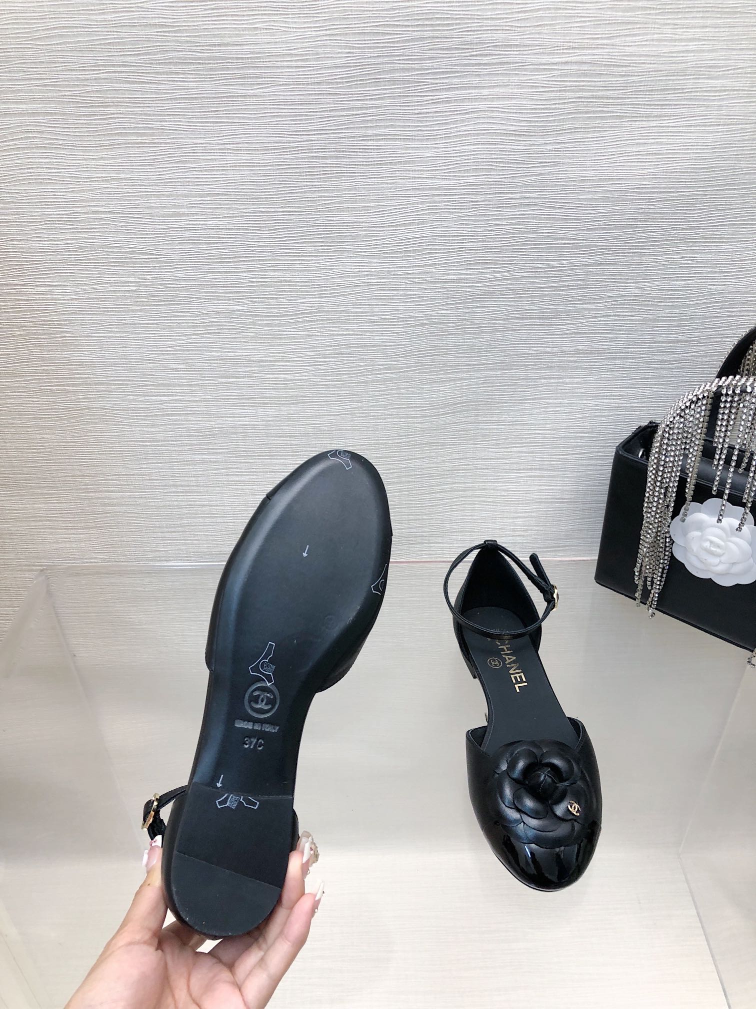 BLACK LAMBSKIN CAMELLIA HOLLOW SANDAL