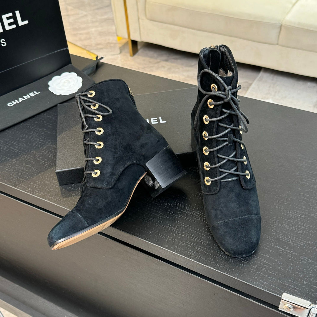 CC LACE-UP SHORT BOOTS IN BLACK SUEDE
