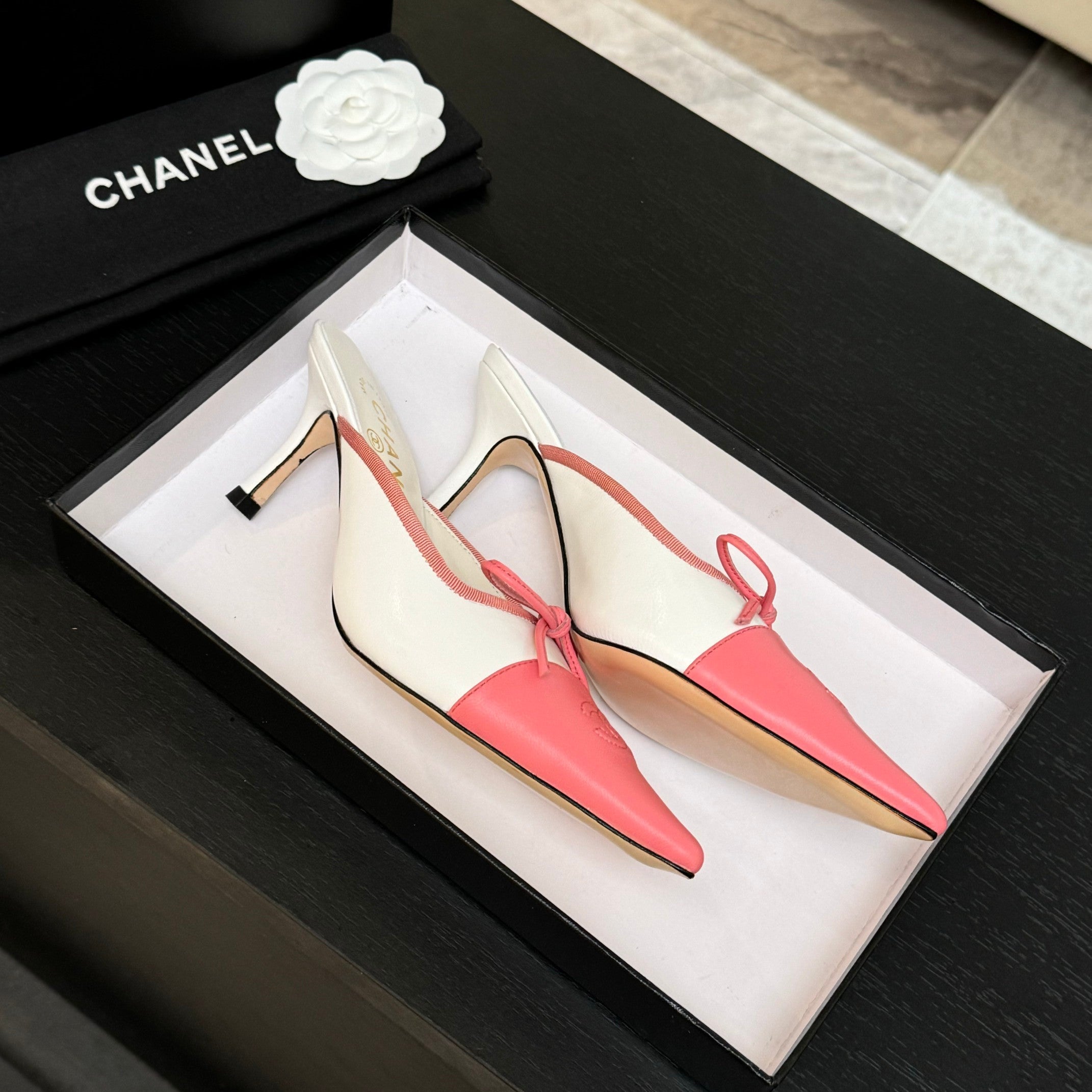 CC 26s Métiers d'Art Pointed-Toe Mule White Pink Sheepskin 700620