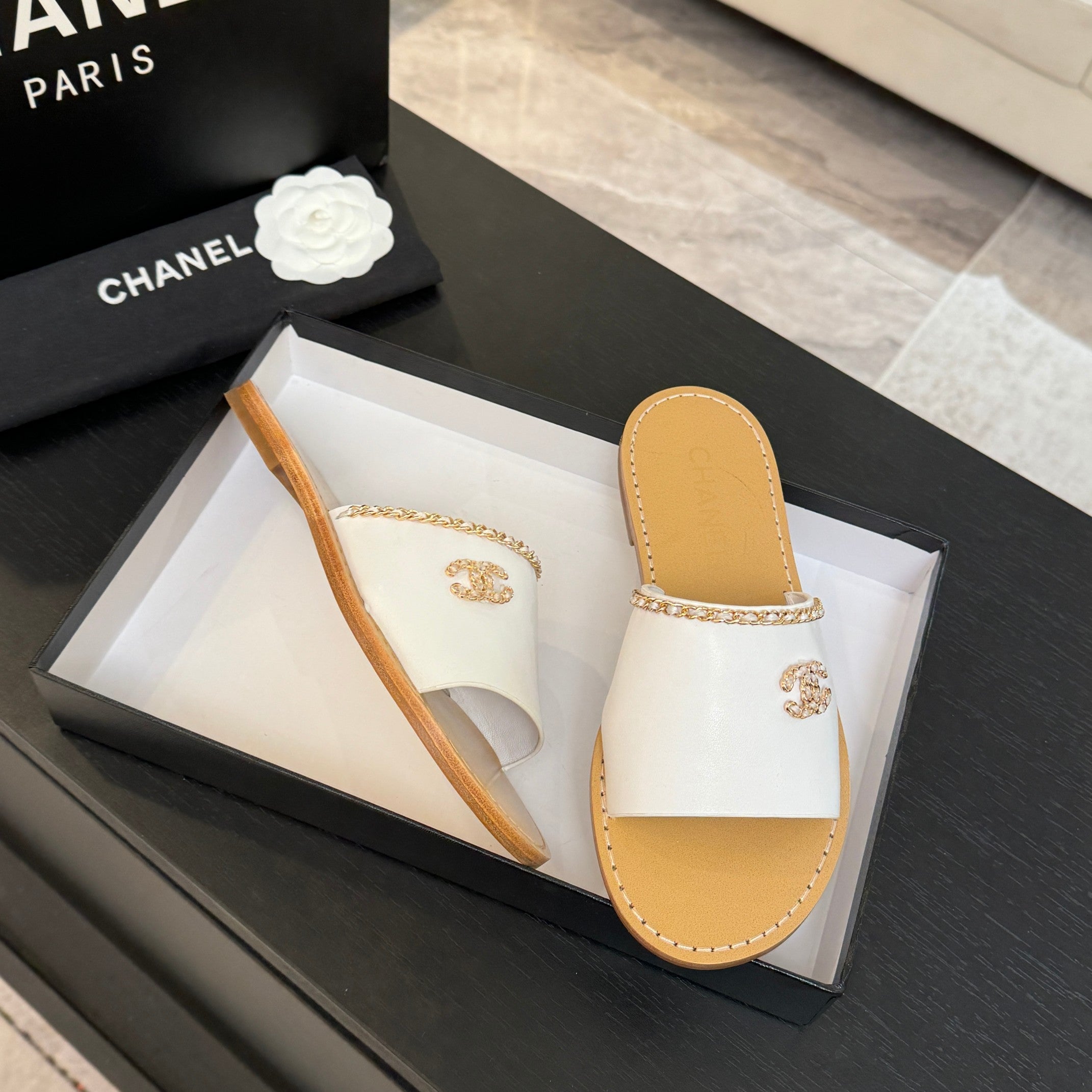 CC 26C Double C Chain Cross White Beige Sheepskin
