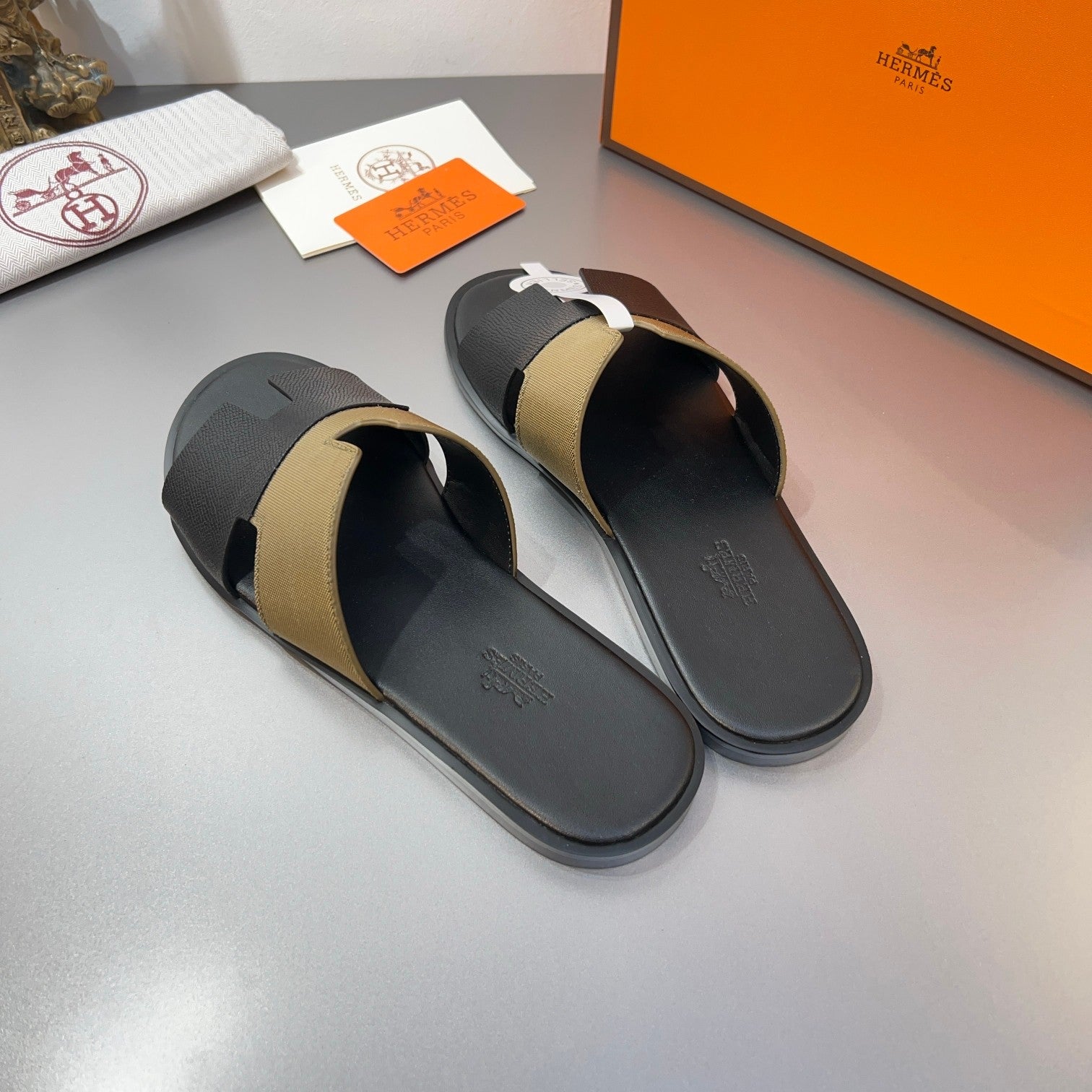 HM Oran Slippers in Gold and Black Cowhide 735631
