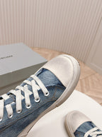 HIGH-TOP SNEAKERS IN BLUE DENIM LOGO PRINT