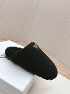 MULES ATTACHED TRIANGLE LOGO IN BLACK SHEARLING