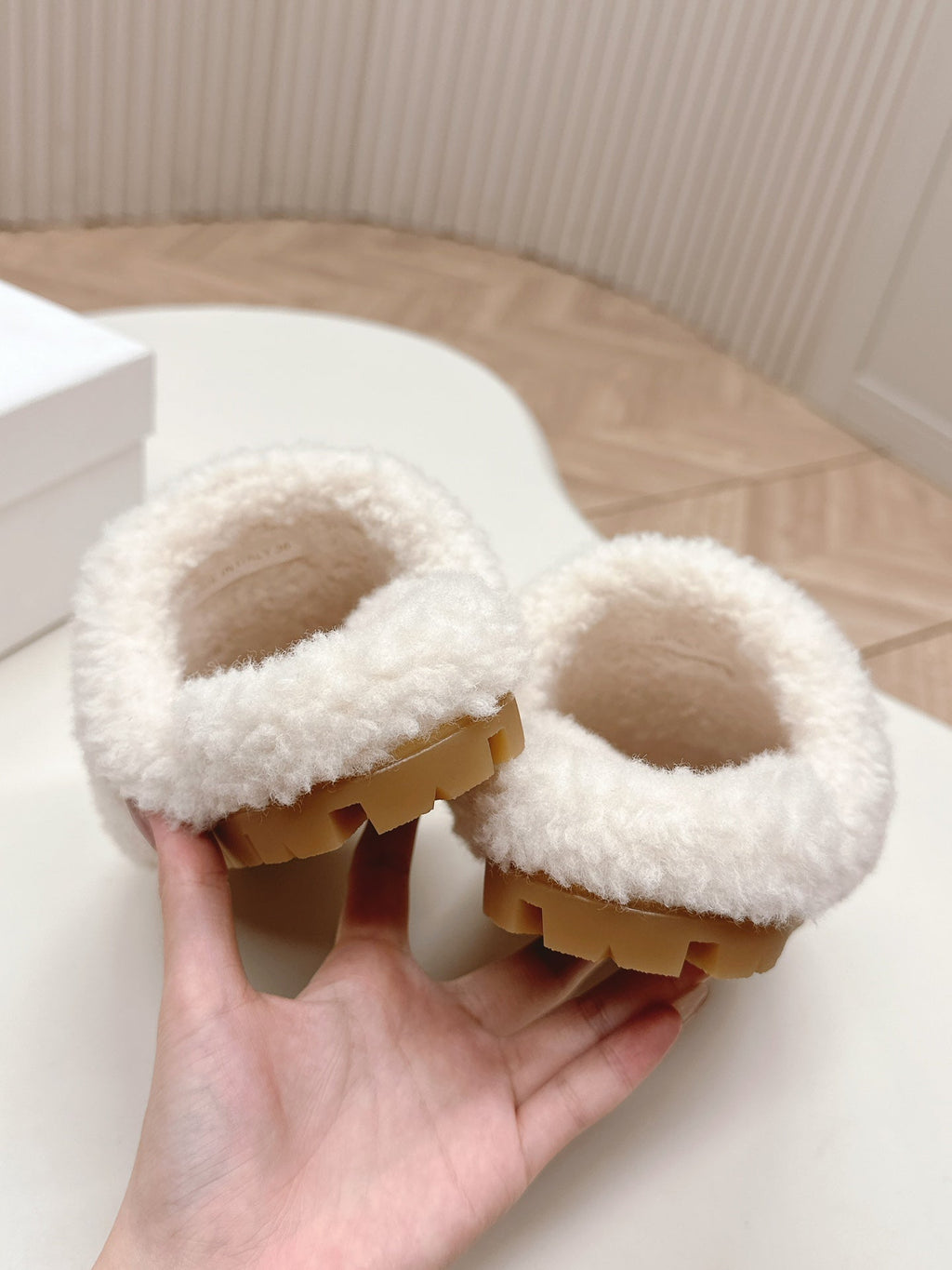 MULES ATTACHED TRIANGLE LOGO IN WHITE SHEARLING
