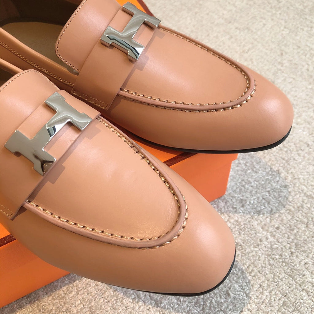 Paris Loafer Beige Perlino Calfskin With Silver Signature Buckle 509372