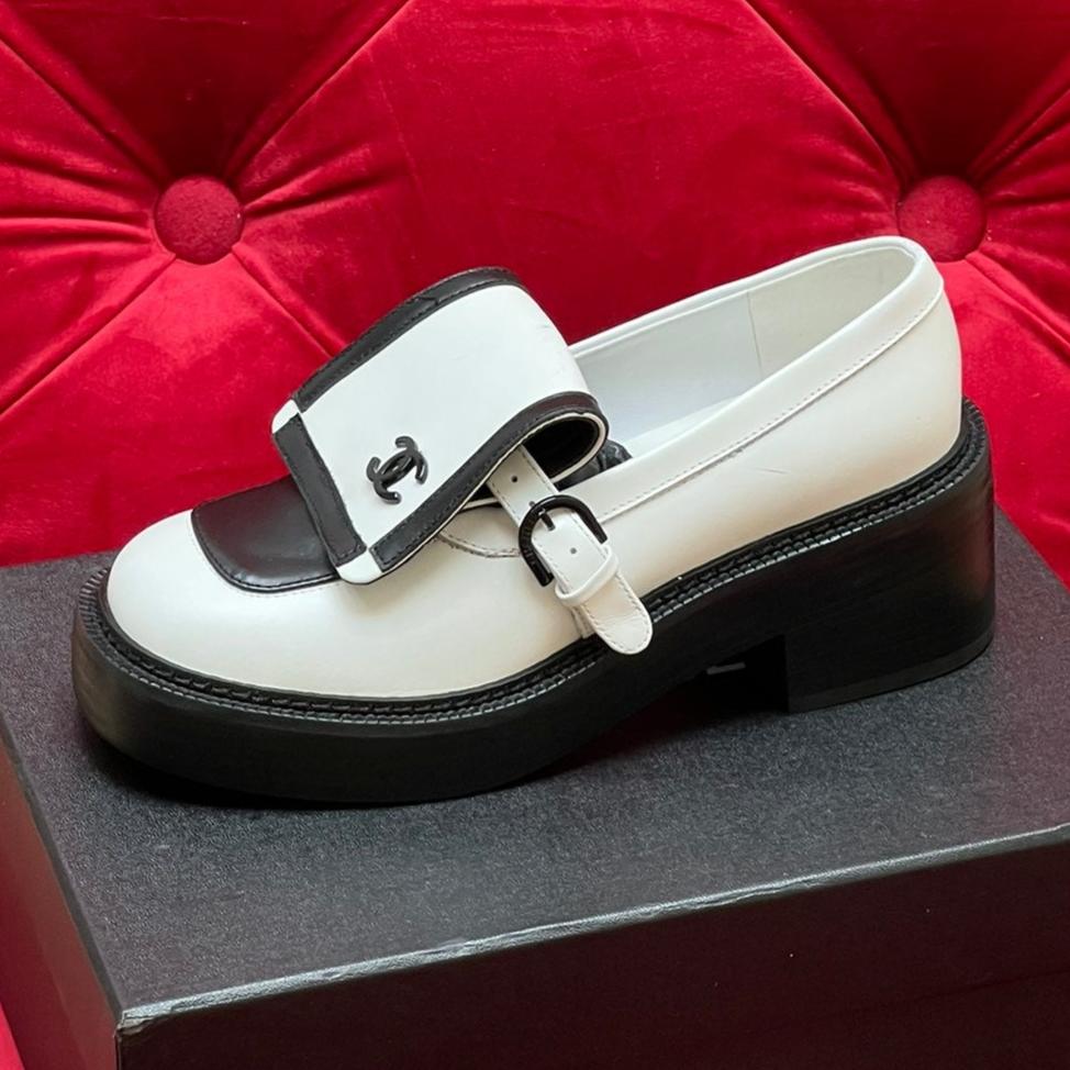 CC MOCCASIN LOAFER IN WHITE MIX BLACK LAMBSKIN