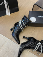 HIGH HEELS 8CM BOOTS IN BLACK CALFSKIN WITH PEARL CHAIN