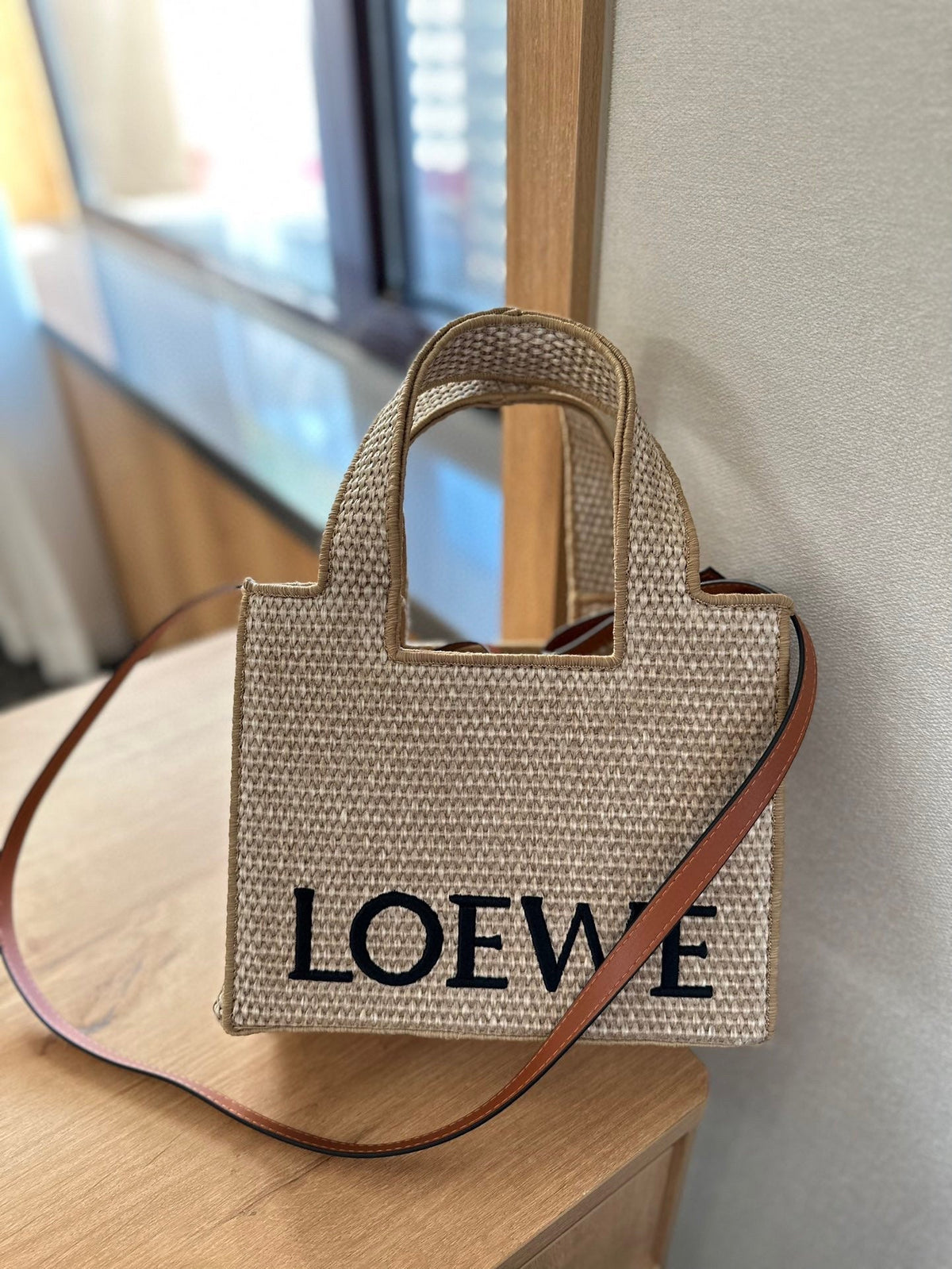 LOE MINI 24 FONT TOTE IN NATURAL RAFFIA