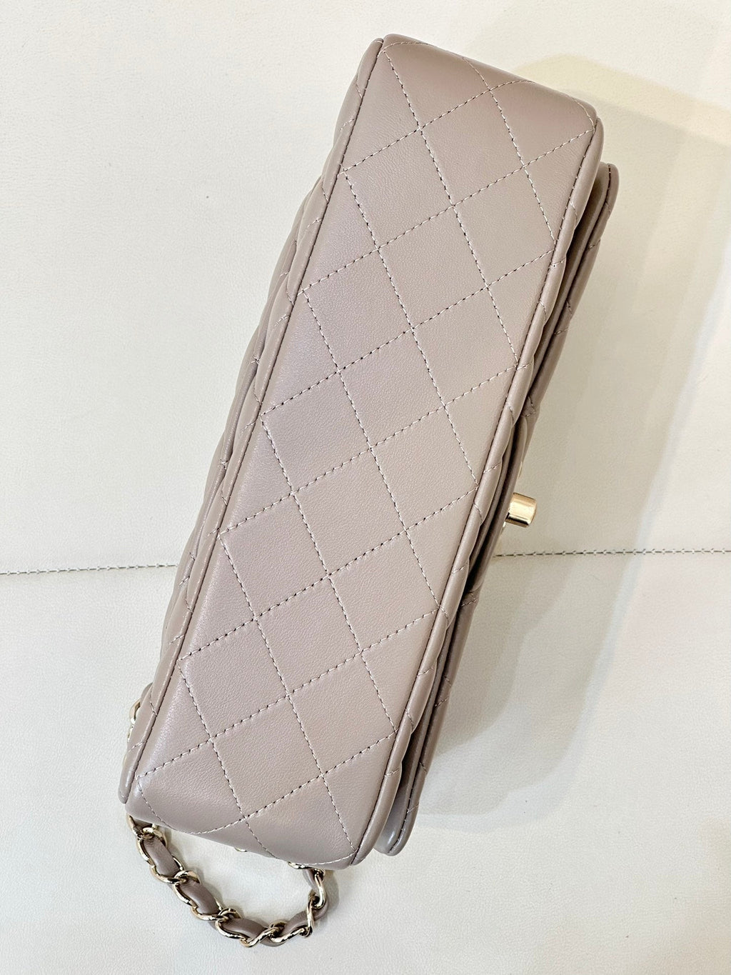 CLASSIC FLAP 23CM BEIGE LAMBSKIN LIGHT GOLD HARDWARE