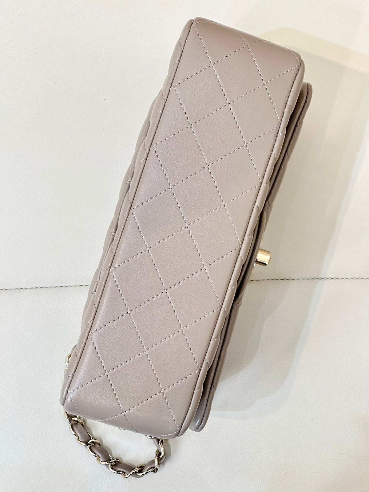 CLASSIC FLAP 23CM BEIGE LAMBSKIN LIGHT GOLD HARDWARE