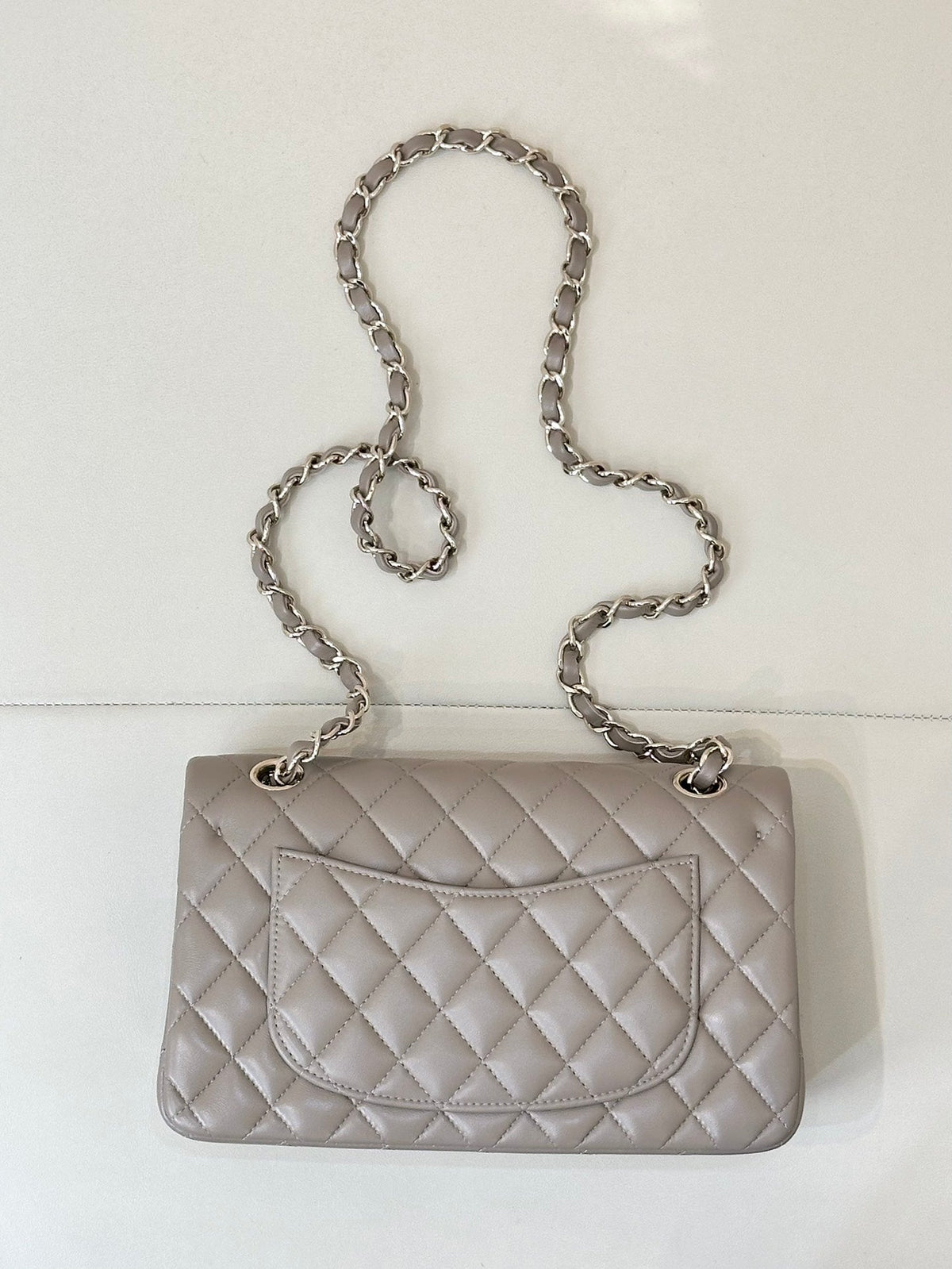 CLASSIC FLAP 23CM BEIGE LAMBSKIN LIGHT GOLD HARDWARE