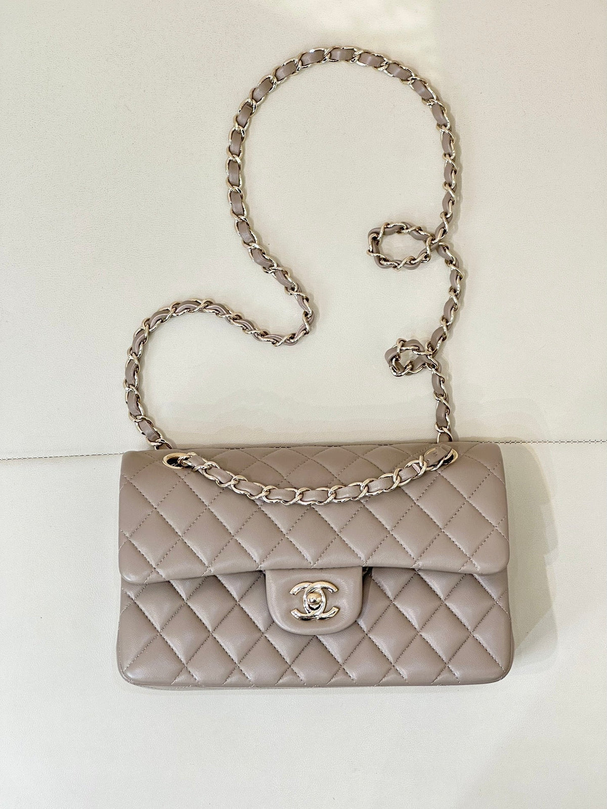 CLASSIC FLAP 23CM BEIGE LAMBSKIN LIGHT GOLD HARDWARE