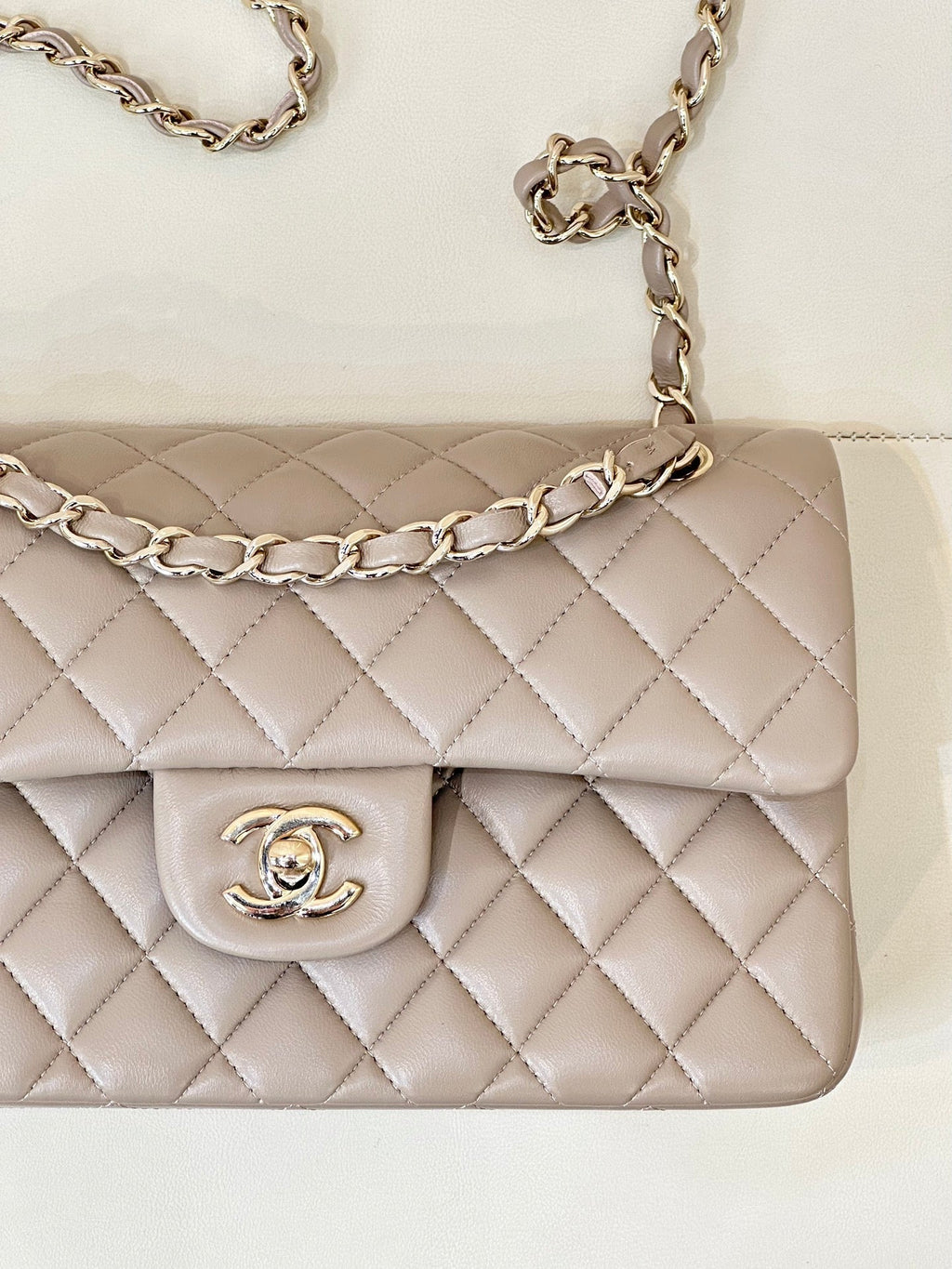 CLASSIC FLAP 23CM BEIGE LAMBSKIN LIGHT GOLD HARDWARE