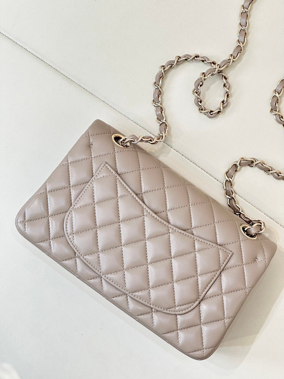 CLASSIC FLAP 23CM BEIGE LAMBSKIN LIGHT GOLD HARDWARE