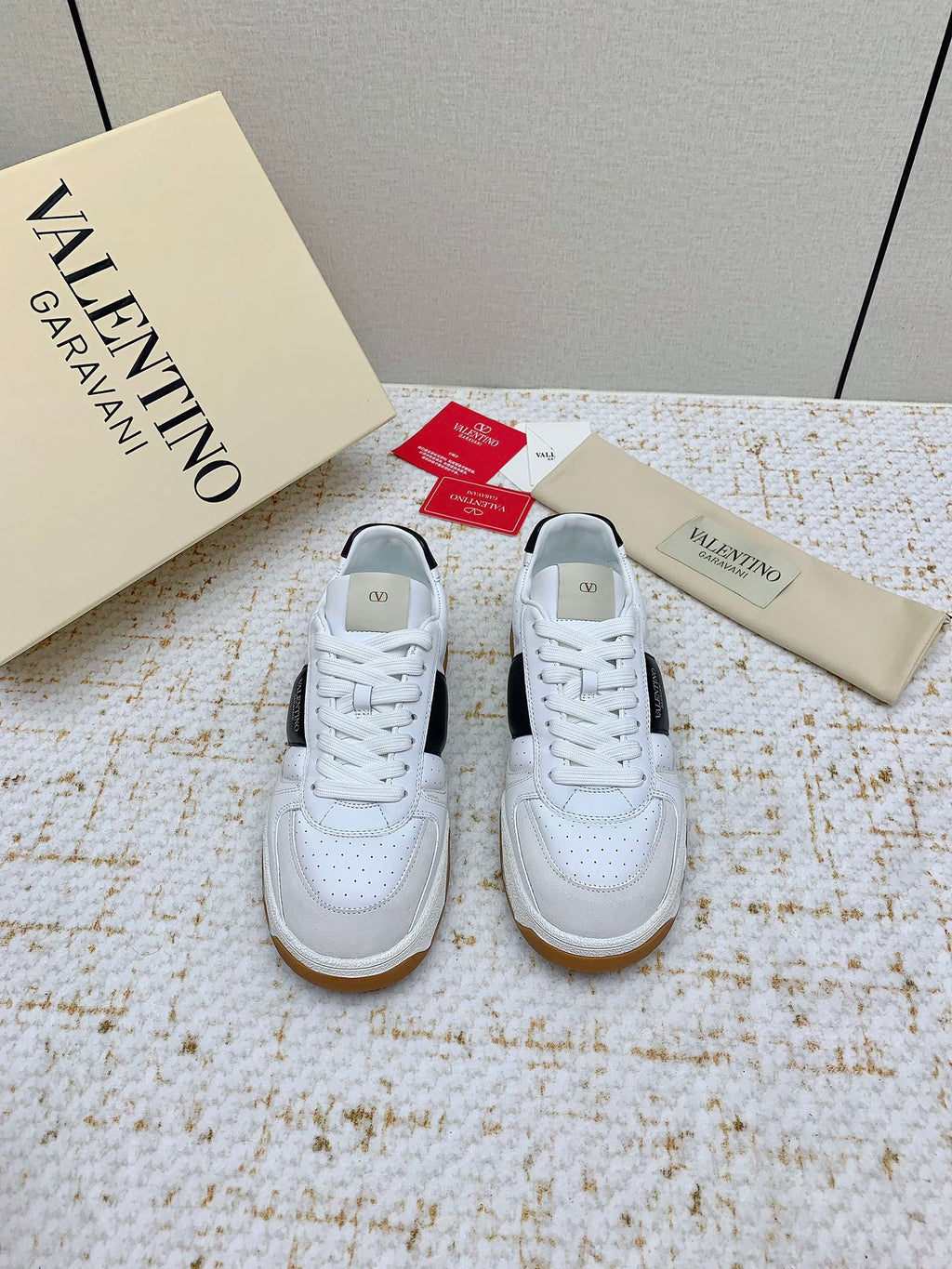 VT 25 Low Top Garavani Sneaker White Black Cowhide 331677
