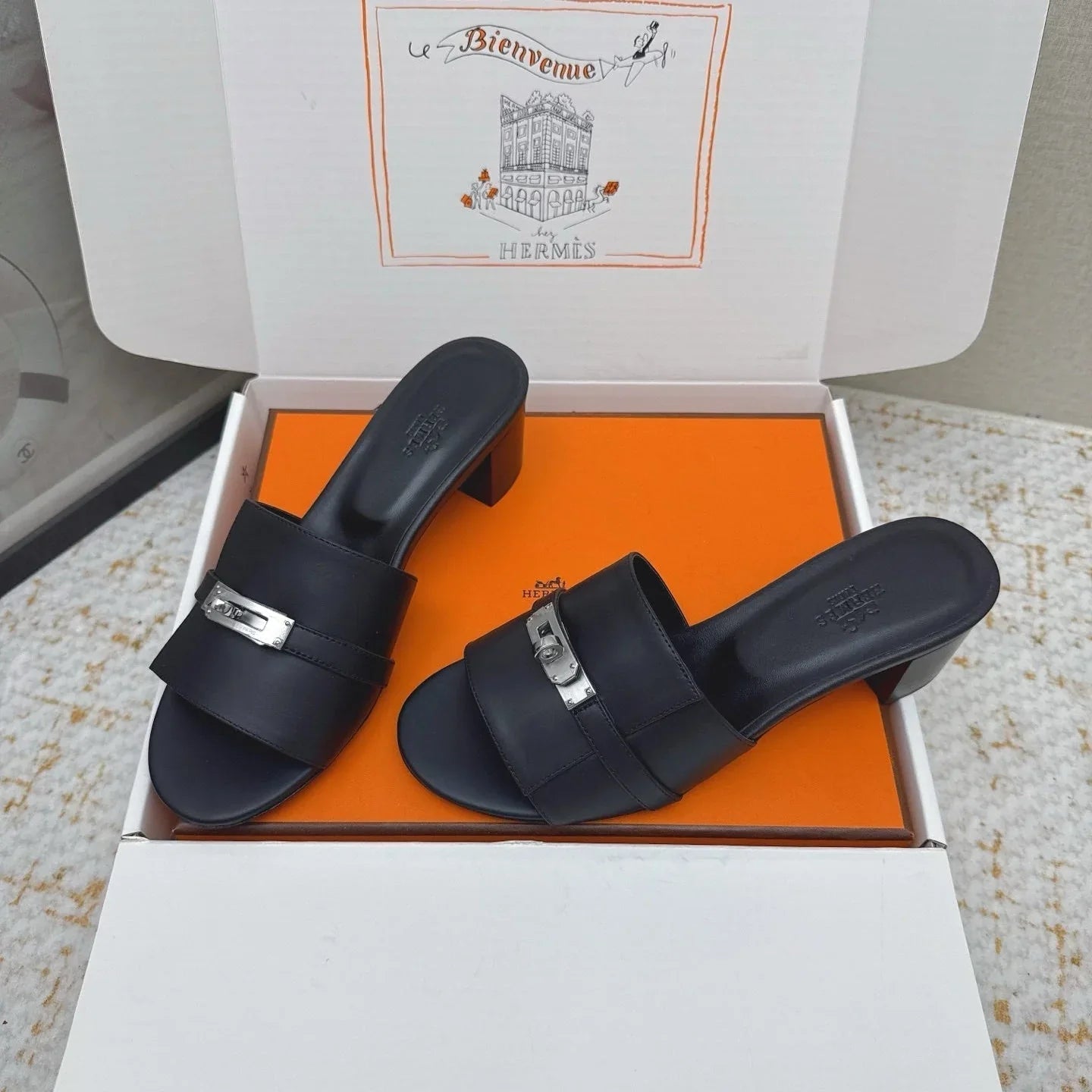 HM 26ss Oasis Sandals 50 Black Sheepskin Sliver Buckle 625167