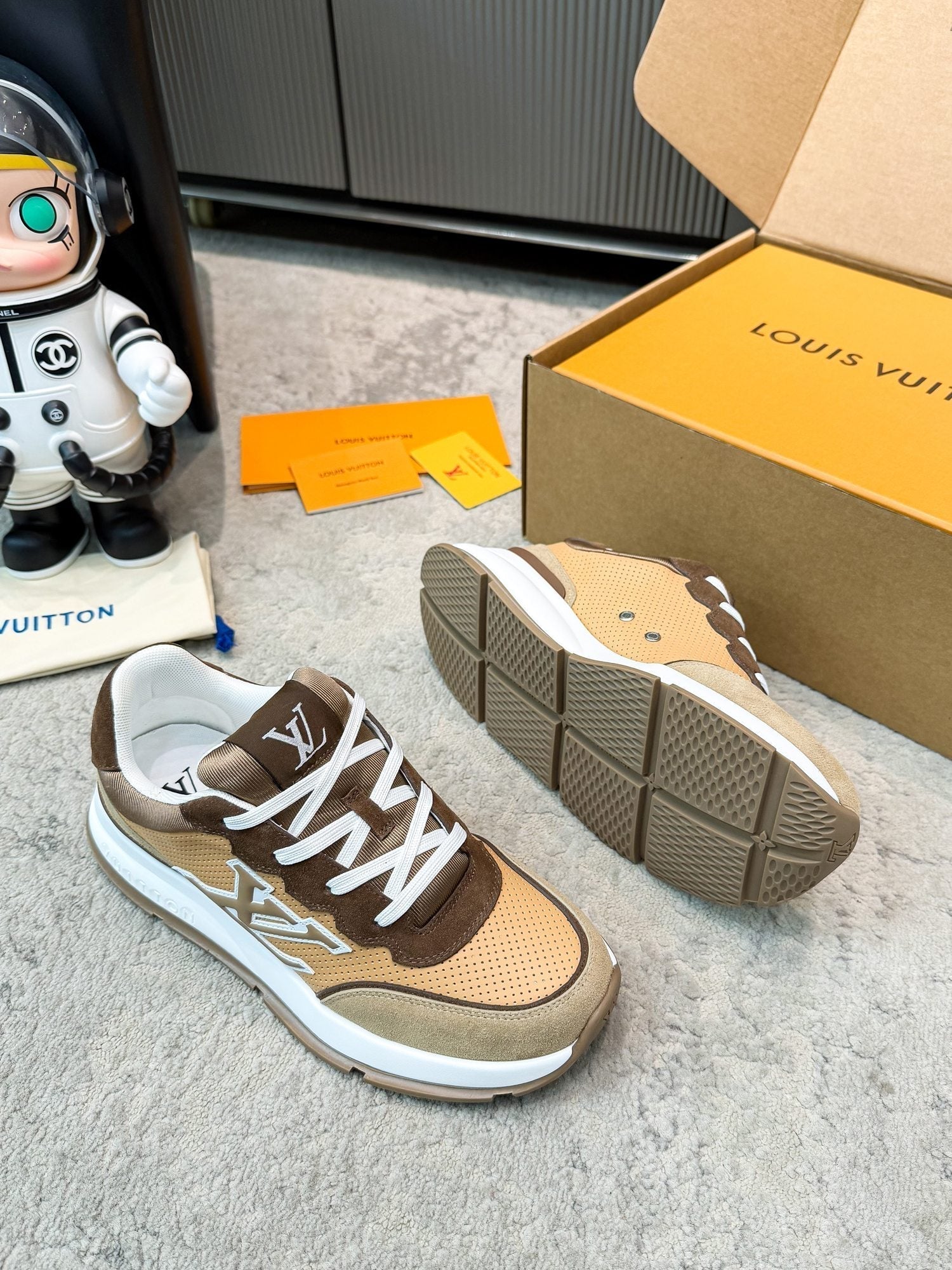 LV Classic Sneaker Beige Light Taupe Suede Mesh 625424