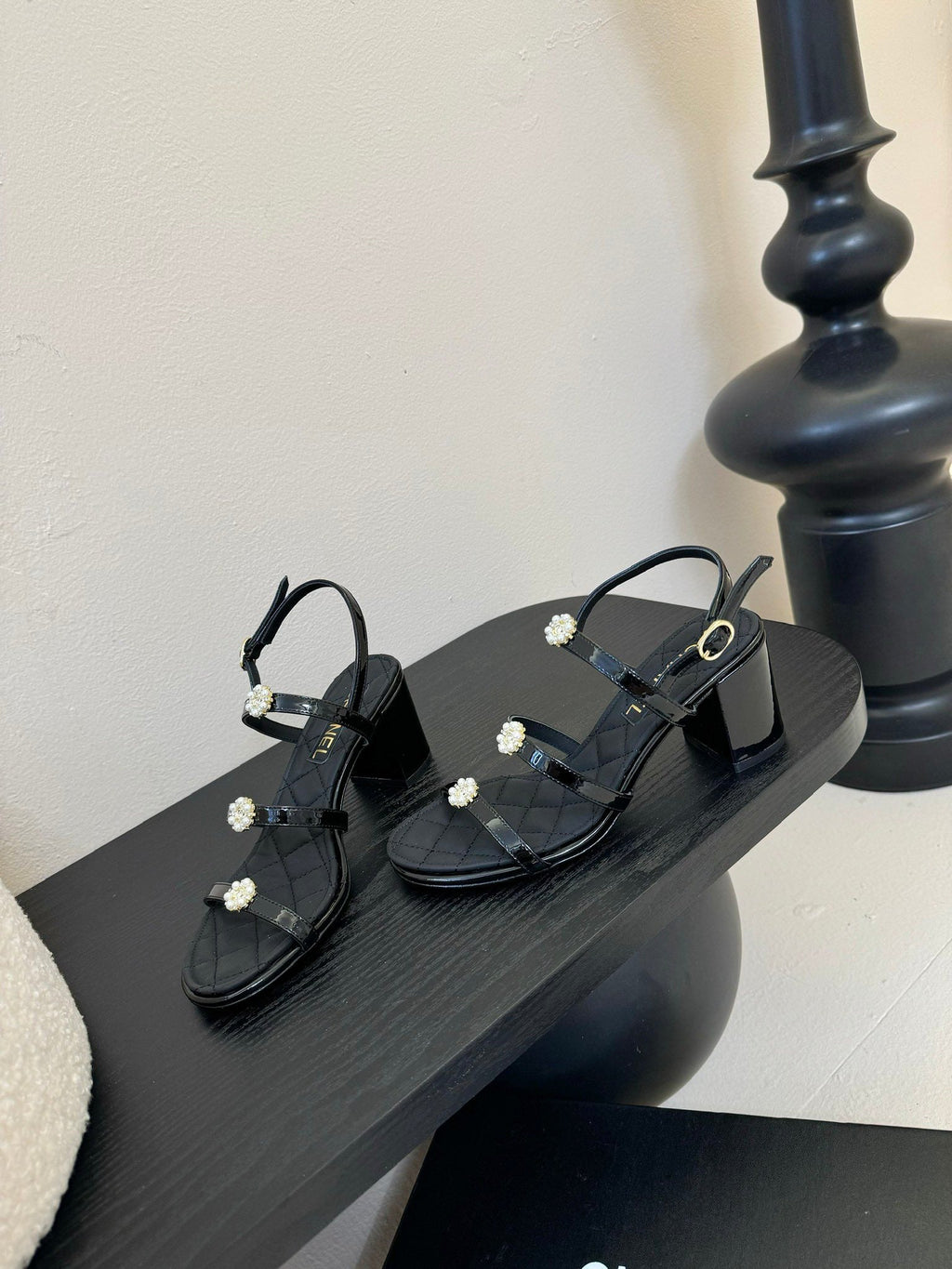 CC 25SS 3 Flowers Heel Sandals 60mm Black Sheepskin 351431