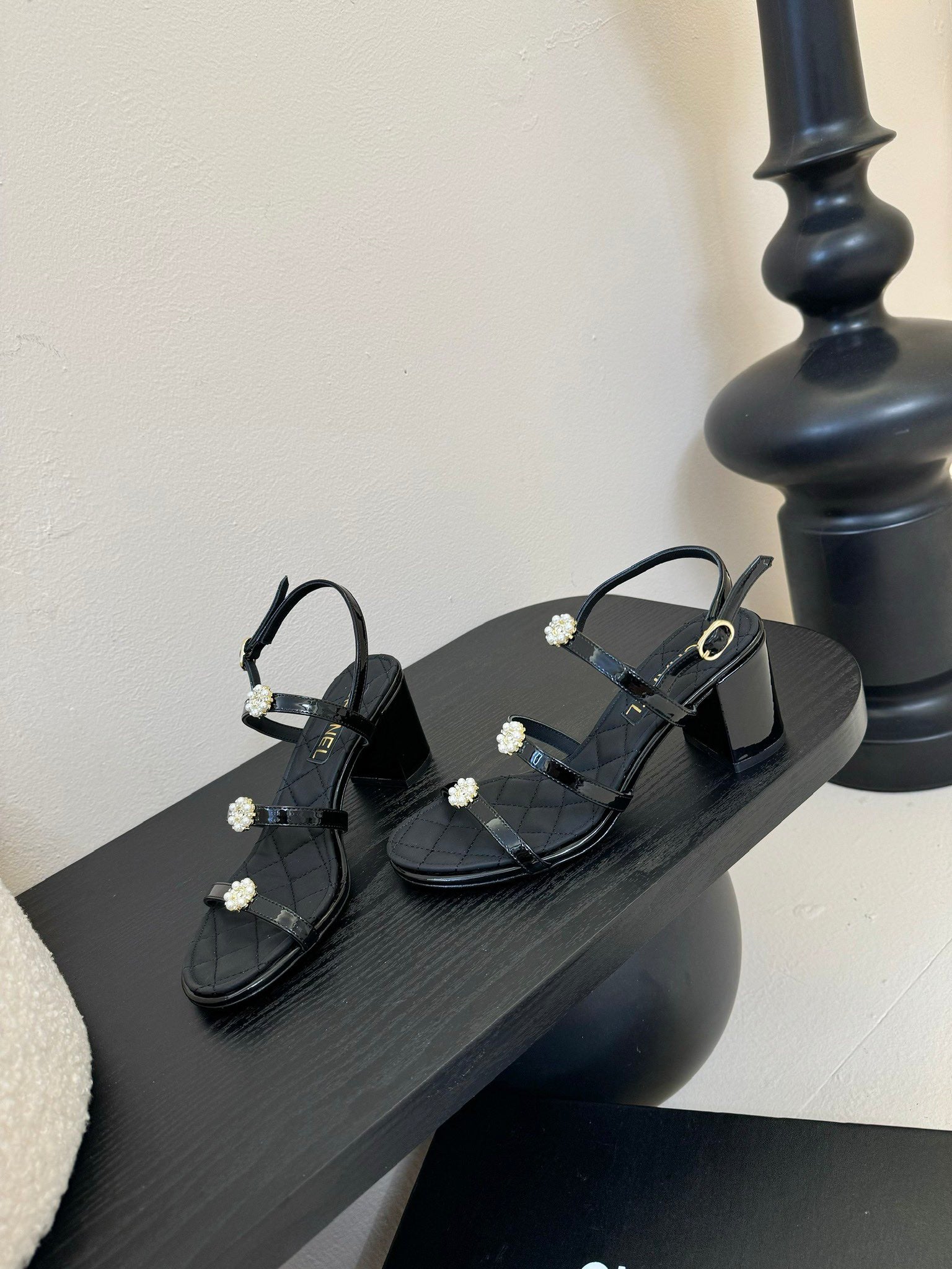 CC 25SS 3 Flowers Heel Sandals 60mm Black Sheepskin 351431