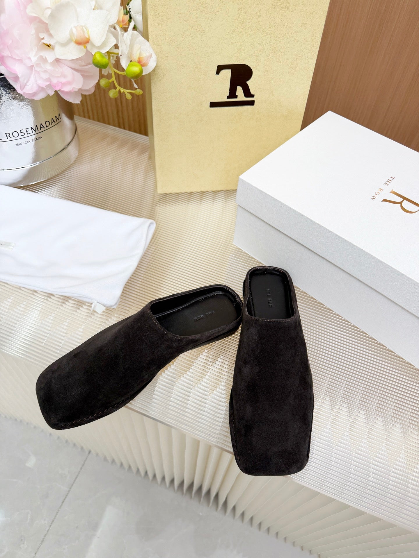 The Row Piper Slide Coffee Suede 707517