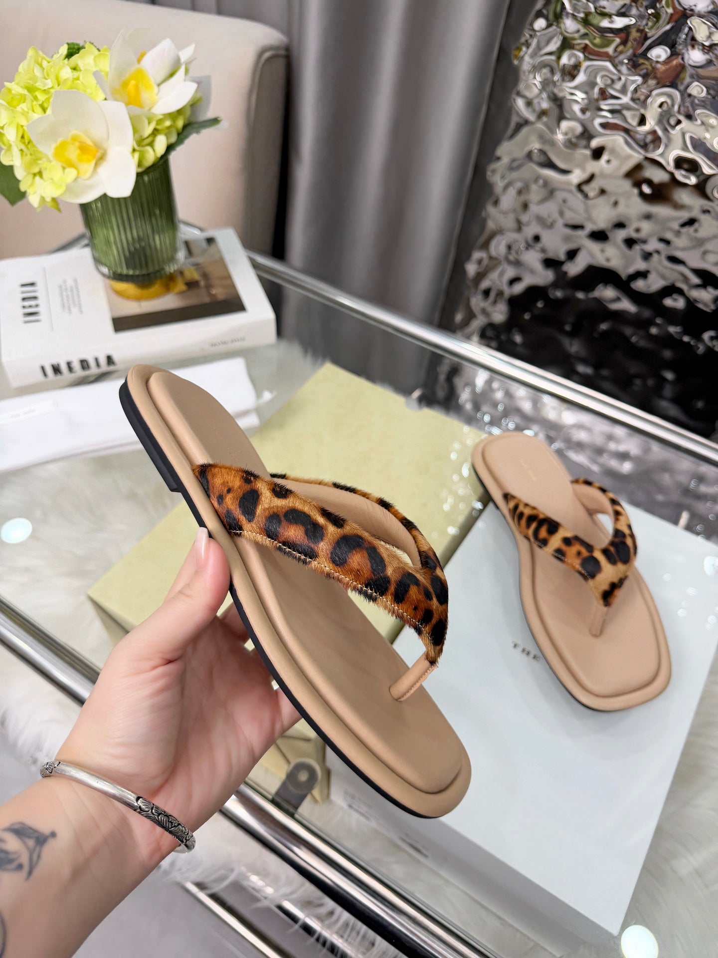 The Row Ginza Thong Sandals Beige Sheepskin Horsehair 707574