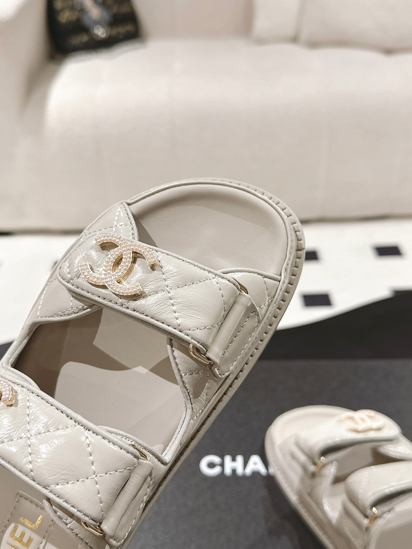 CC 25 Dad Deals Sandals Beige Gray Patent Leather 237592