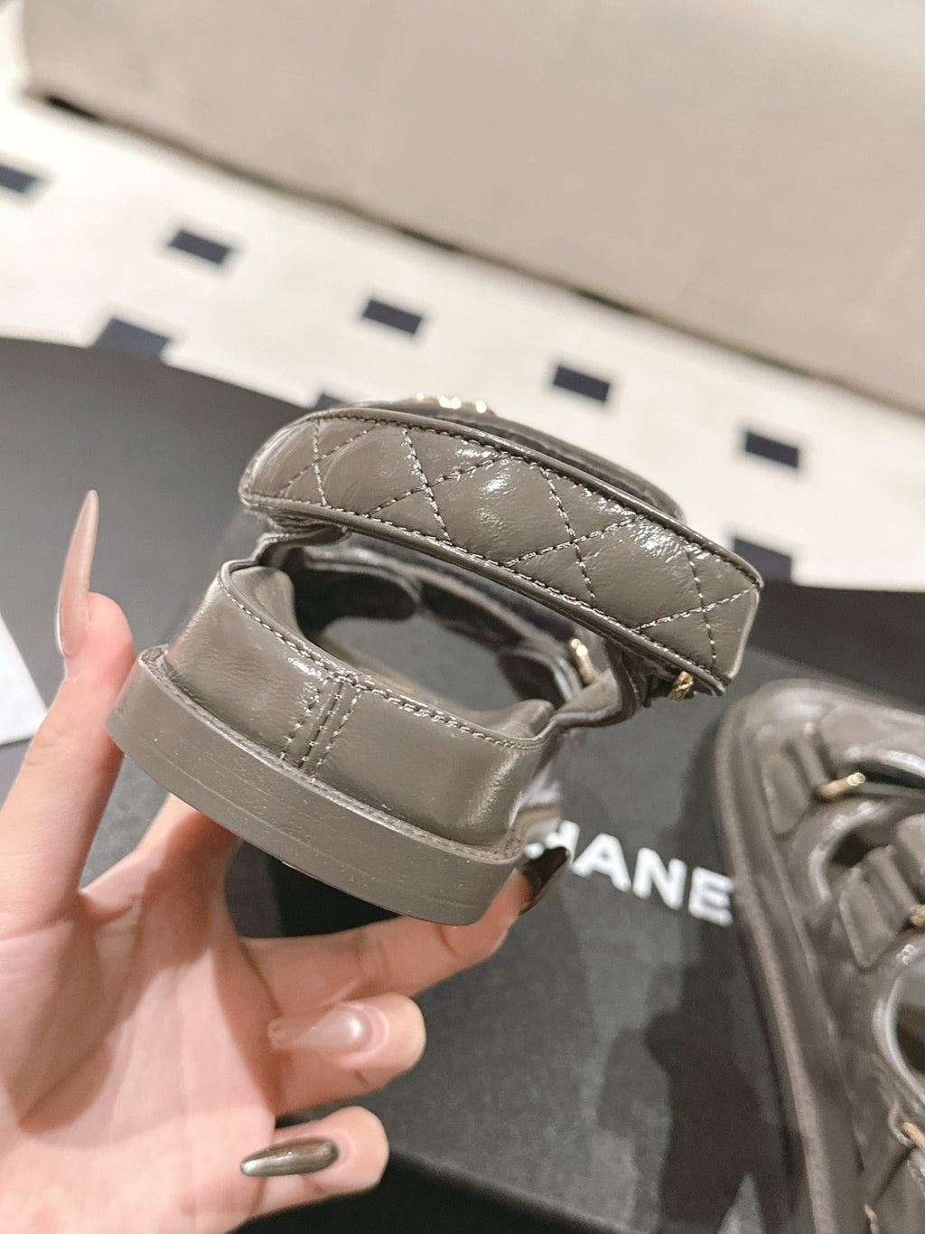 cc 25p logo with pearl sandal dark grey leather 237594