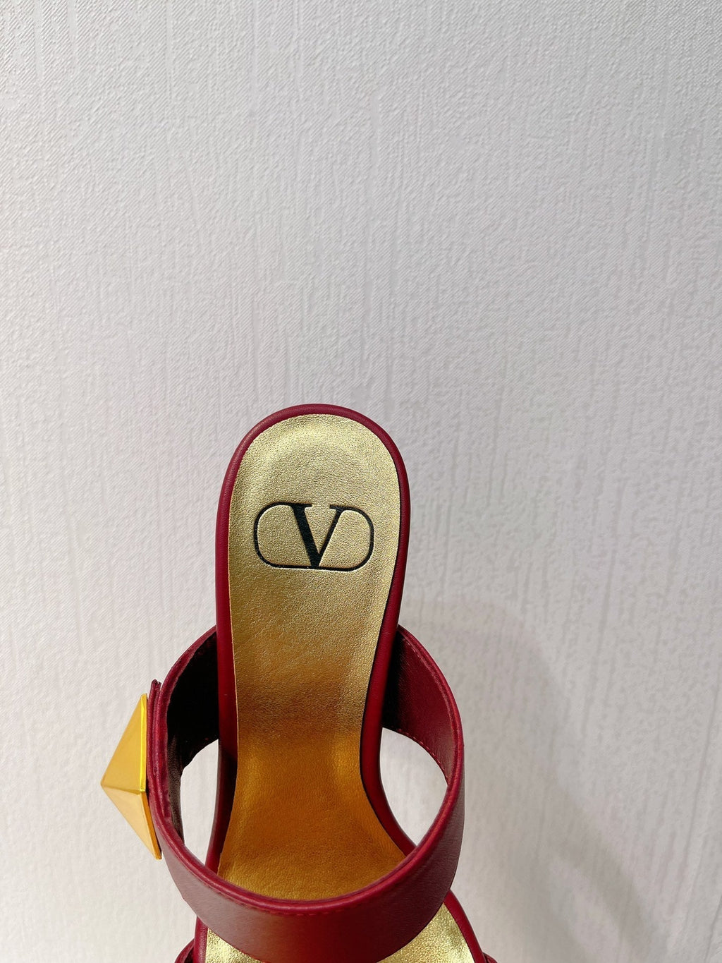 VT One Stud Leather Sandals Ruby Red Cowhide 292752
