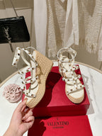 Rockstud Ankle Strap Wedge Sandal In White Calfskin Leather And Beige Raffia 100mm 829388