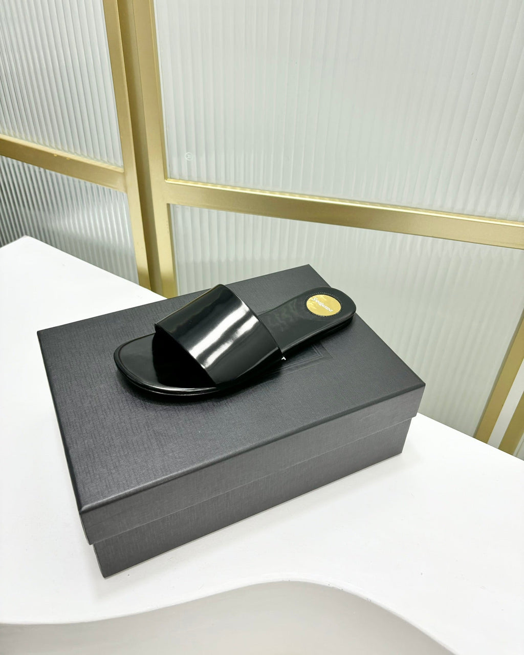 CARLYLE SLIDES IN BLACK GLAZED LEATHER