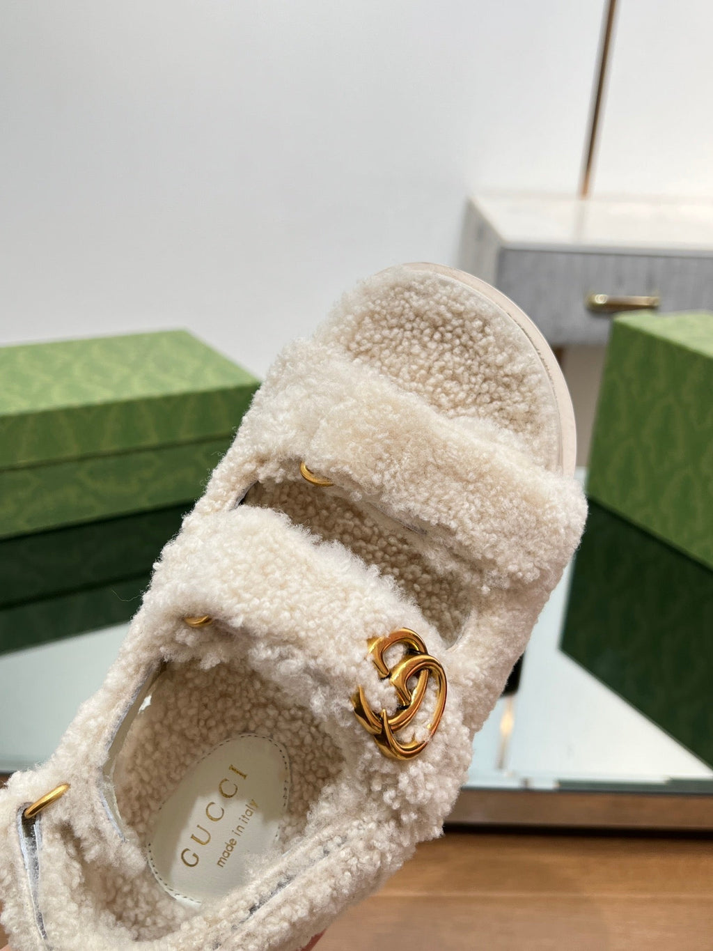 DAD SANDALS IN WHITE FLEECE