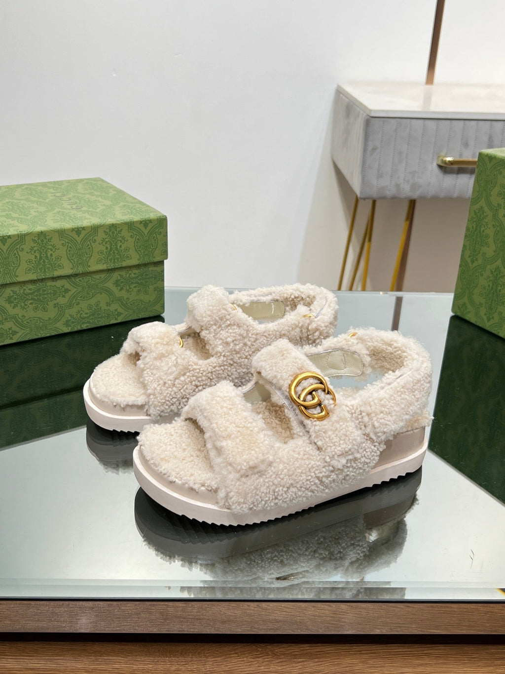 DAD SANDALS IN WHITE FLEECE