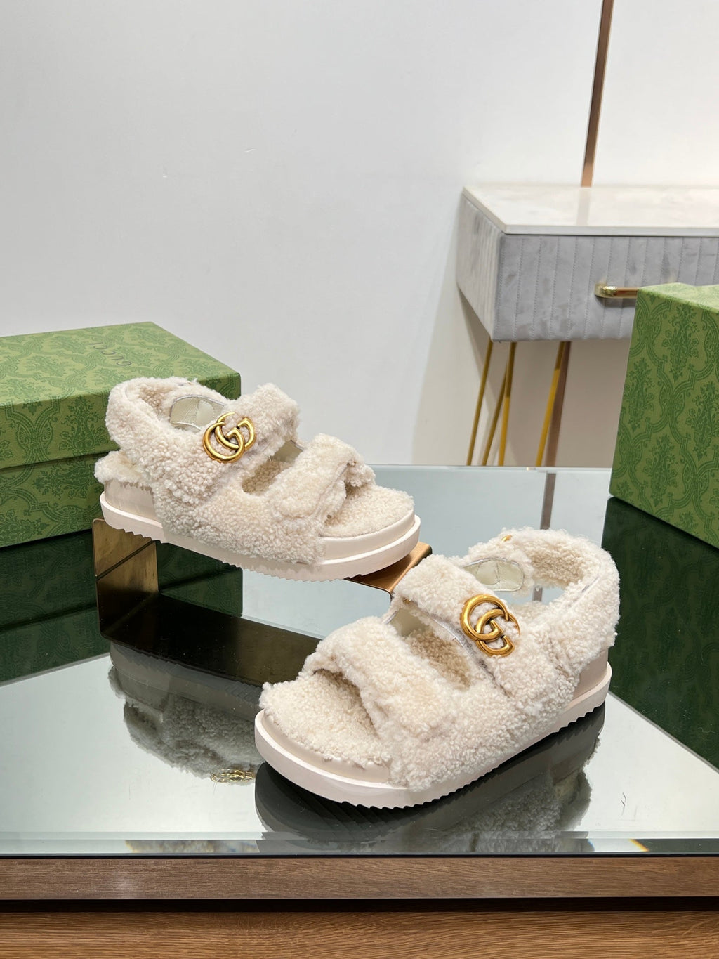 DAD SANDALS IN WHITE FLEECE