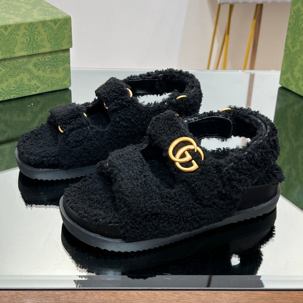 DAD SANDALS IN BLACK FLEECE