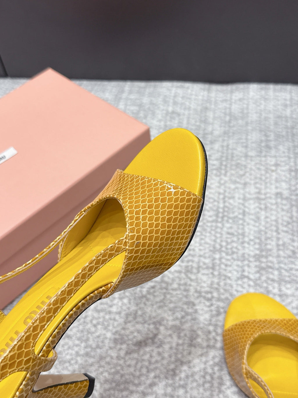 Miu 26s Heeled Sandals 8.5cm Yellow Snakeskin Texture 680495