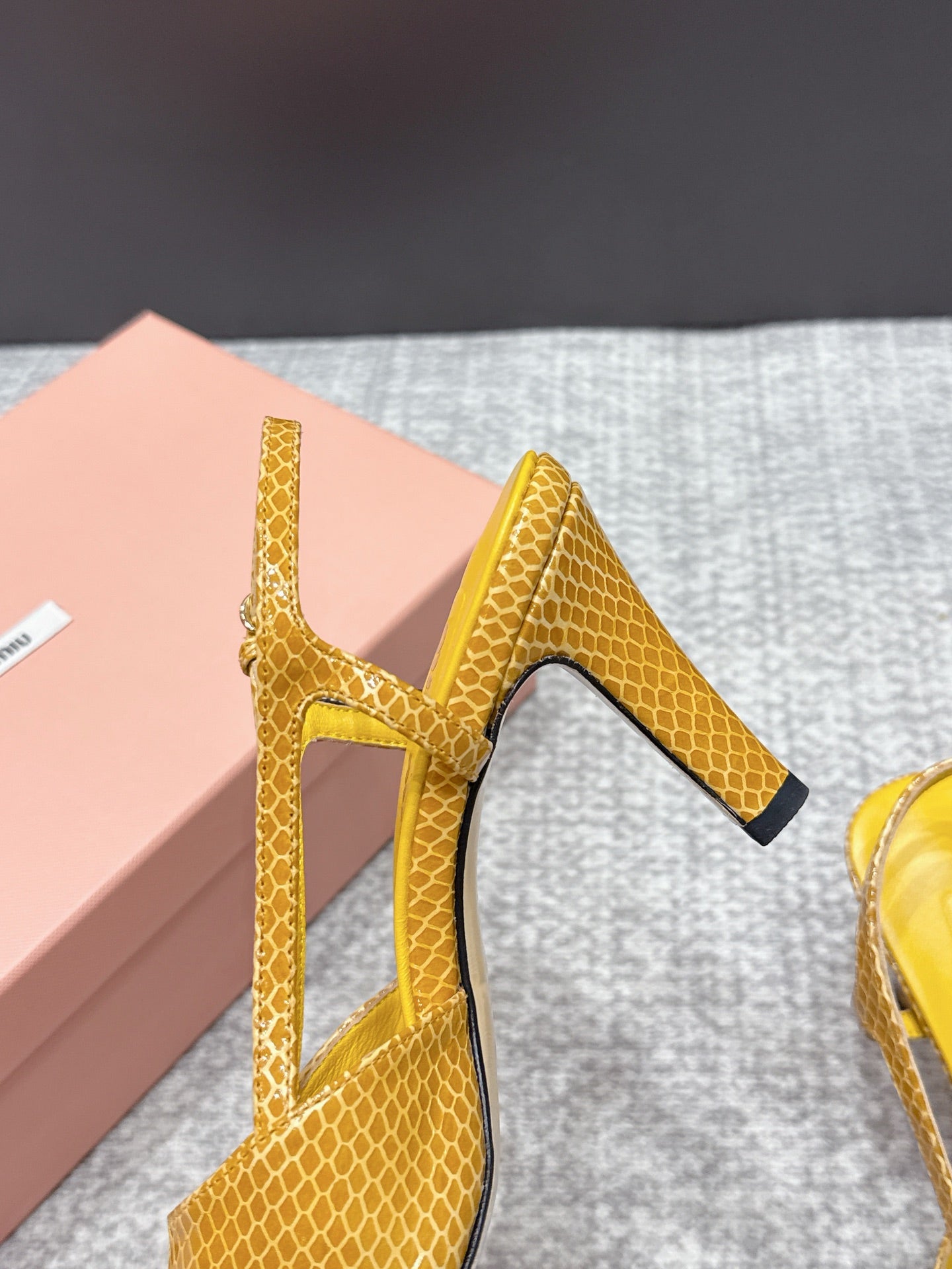 Miu 26s Heeled Sandals 8.5cm Yellow Snakeskin Texture 680495