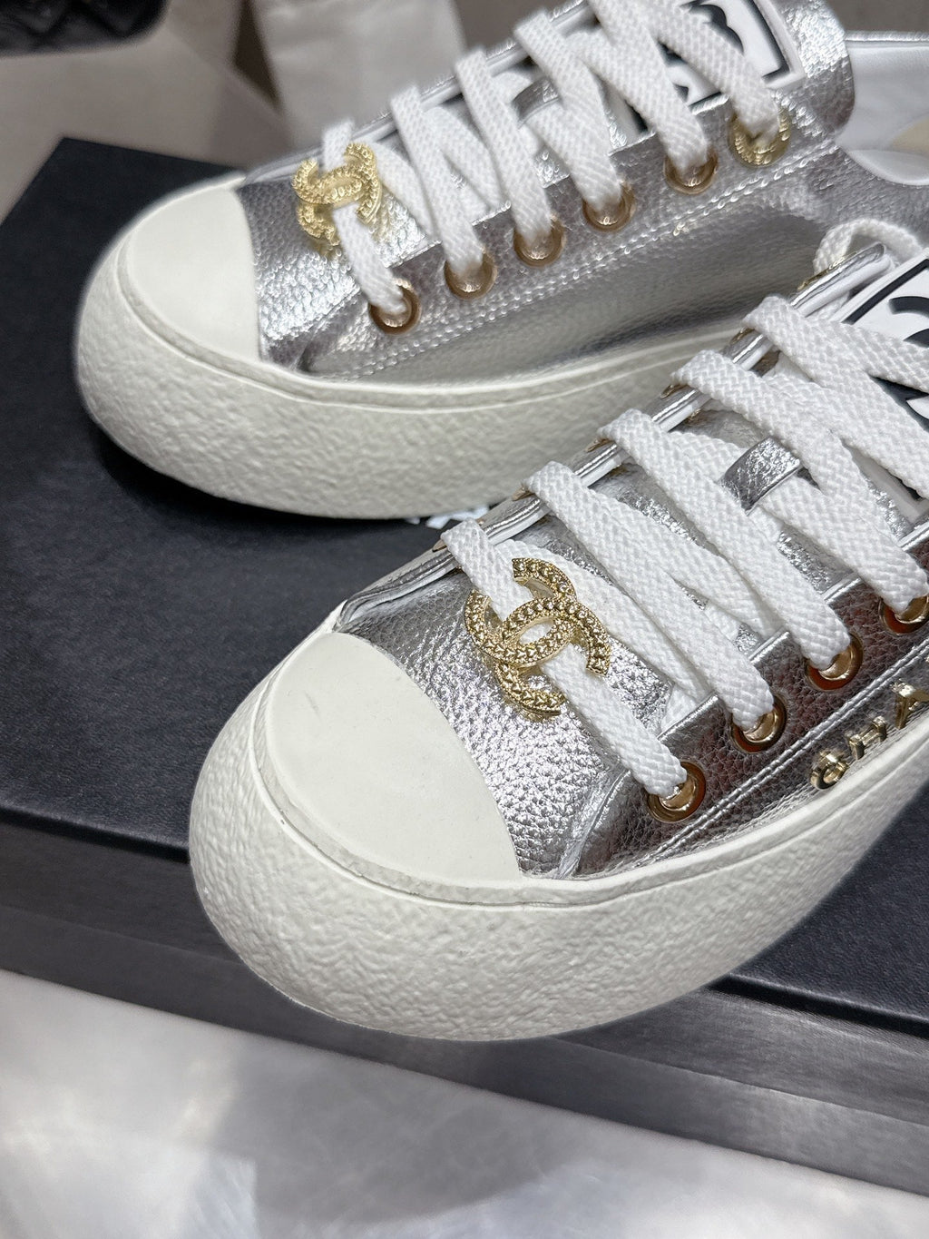 CC Sneaker Silver cowhide 204659